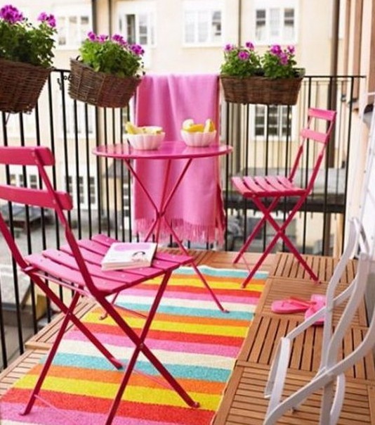 La imagen tiene un atributo ALT vacío; su nombre de archivo es balcones-muy-pequenos-con-alfombras-llamativas.jpg