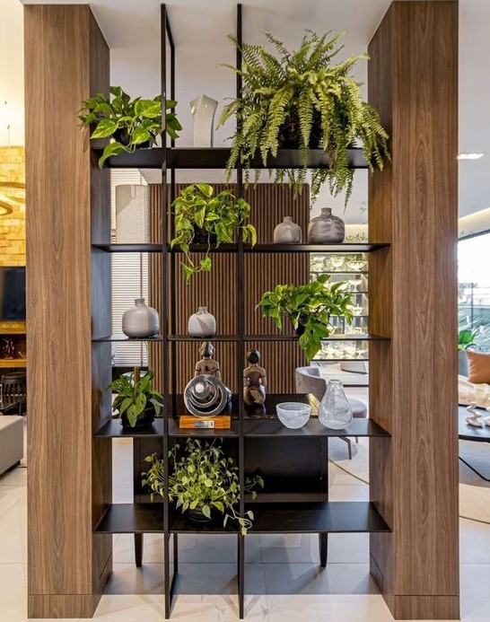 La imagen tiene un atributo ALT vacío; su nombre de archivo es separadores-de-ambientes-con-estanterias-y-plantas.jpg